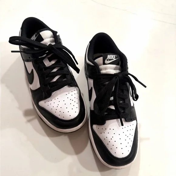 NIKE•black/white women’s dunk low leather sneakers 7 EUC - Picture 2 of 8